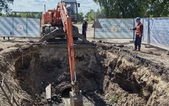 На Салтовке ремонтируют метровый канализационный коллектор На Салтовке ремонтируют метровый канализационный коллектор