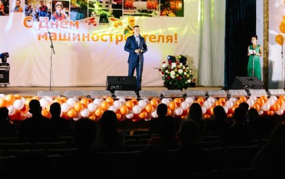 Алексей Кучер поздравил работников завода «Свет шахтера» с Днем машиностроителя Алексей Кучер поздравил работников завода «Свет шахтера» с Днем машиностроителя