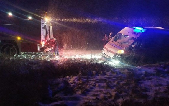 Балаклейский район: спасатели помогли вытащить автомобиль скорой из кювета Балаклейский район: спасатели помогли вытащить автомобиль скорой из кювета
