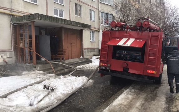 Балаклейский район: во время ликвидации пожара в 9-ти этажке пожарными были эвакуированы 7 человек, из них 2 подростка Балаклейский район: во время ликвидации пожара в 9-ти этажке пожарными были эвакуированы 7 человек, из них 2 подростка