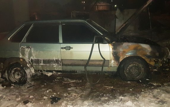 Дергачевский район: спасатели потушили горящий автомобиль Дергачевский район: спасатели потушили горящий автомобиль