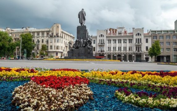 В Харькове высадили более тысячи деревьев и миллион цветов В Харькове высадили более тысячи деревьев и миллион цветов