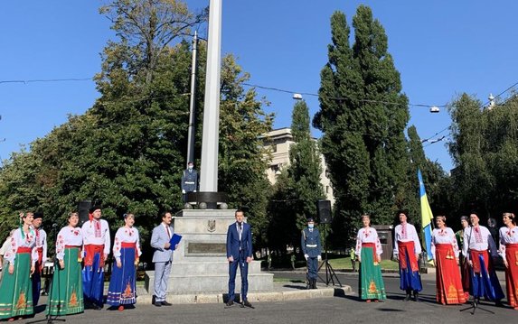 Флаг Украины - это символ мужества, чести и силы. Алексей Кучер Флаг Украины - это символ мужества, чести и силы. Алексей Кучер