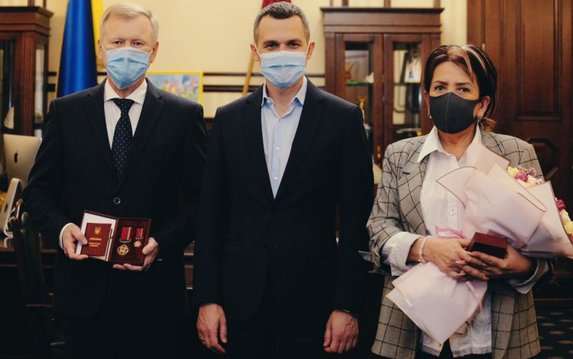 Глава ХОГА передал государственные награды руководству Института судебных экспертиз им. Н.С. Бокариуса Глава ХОГА передал государственные награды руководству Института судебных экспертиз им. Н.С. Бокариуса