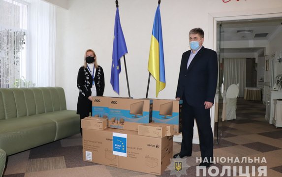 Харьковская милиция получила оргтехнику и тактическое снаряжение от КМЕС Харьковская милиция получила оргтехнику и тактическое снаряжение от КМЕС