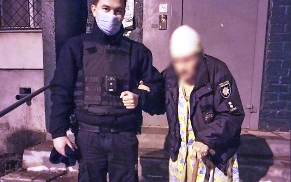Харьковские патрульные помогли бабушке, которая заблудилась, вернуться домой Харьковские патрульные помогли бабушке, которая заблудилась, вернуться домой