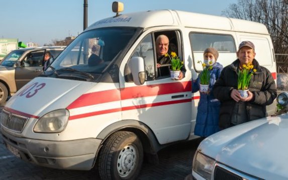 Харьковским врачам передали цветы Харьковским врачам передали цветы