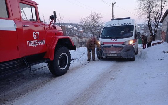 Харьковский район: спасатели помогли вытащить автомобиль скорой по скользкому подъему Харьковский район: спасатели помогли вытащить автомобиль скорой по скользкому подъему