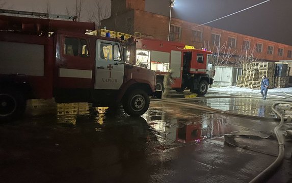 Холодногорский район: спасатели ликвидировали пожар на складе с синтетической и пластиковой продукцией Холодногорский район: спасатели ликвидировали пожар на складе с синтетической и пластиковой продукцией