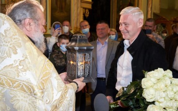 Игорь Терехов передал частицы Благодатного огня в храмы Харькова Игорь Терехов передал частицы Благодатного огня в храмы Харькова
