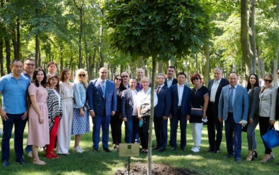 Иностранные дипломаты посадили дерево дружбы в парке имени Горького Иностранные дипломаты посадили дерево дружбы в парке имени Горького