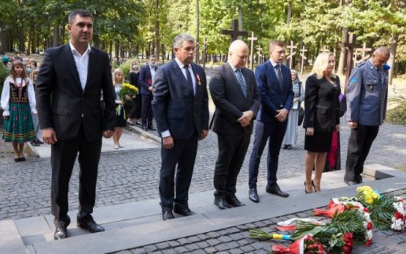 К Мемориалу жертвам тоталитаризма возложили цветы К Мемориалу жертвам тоталитаризма возложили цветы