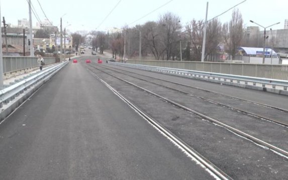 На Балашовском мосту возобновилось движение транспорта На Балашовском мосту возобновилось движение транспорта