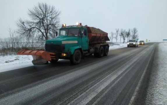 На дорогах области в течение суток работало 198 единиц спецтехники и 283 дорожников На дорогах области в течение суток работало 198 единиц спецтехники и 283 дорожников