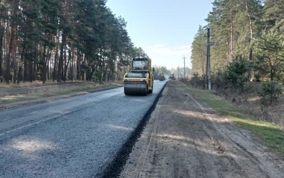 На дороге Богодухов - Валки - Новая Водолага завершили укладку выравнивающего слоя асфальта На дороге Богодухов - Валки - Новая Водолага завершили укладку выравнивающего слоя асфальта