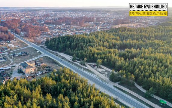 На дороге Киев - Харьков - Довжанский укладывают верхний слой покрытия На дороге Киев - Харьков - Довжанский укладывают верхний слой покрытия
