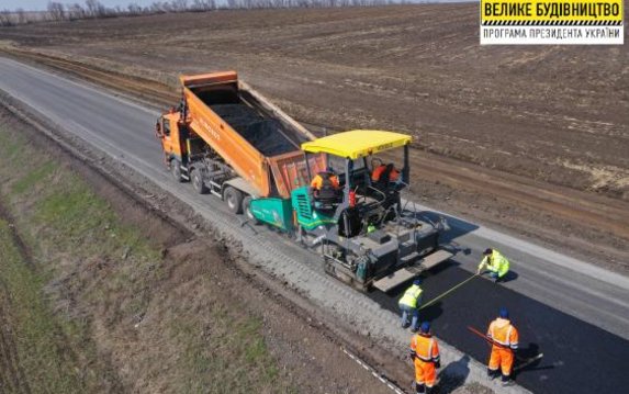 На дороге Новая Ивановка - Орелька на Чернявщину ремонтируют 5-километровый участок На дороге Новая Ивановка - Орелька на Чернявщину ремонтируют 5-километровый участок