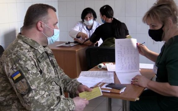 На Харьковщине начали вакцинировать от COVID-19 военных медиков На Харьковщине начали вакцинировать от COVID-19 военных медиков