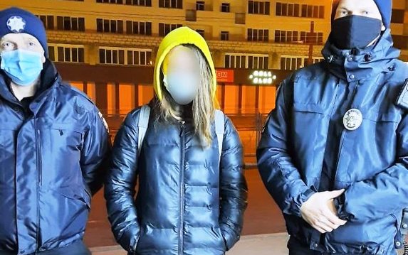 На Харьковщине полицейские оперативно разыскали пропавшую девушку На Харьковщине полицейские оперативно разыскали пропавшую девушку