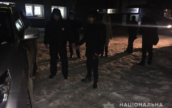 На Харьковщине полицейские задержали молодого человека, который ограбил женщину возле банка На Харьковщине полицейские задержали молодого человека, который ограбил женщину возле банка