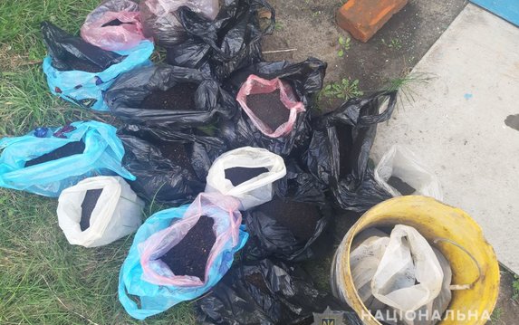 На Харьковщине участковые офицеры полиции изъяли у мужчины наркотики На Харьковщине участковые офицеры полиции изъяли у мужчины наркотики