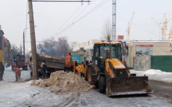 На улице Мира устраняют аварию на водопроводе На улице Мира устраняют аварию на водопроводе