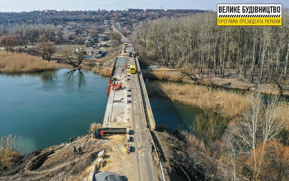 На выезде из Чугуева восстанавливают мост через Северский Донец На выезде из Чугуева восстанавливают мост через Северский Донец
