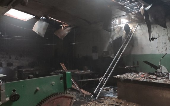 Новобаварский район: спасатели потушили пожар на производственном объекте Новобаварский район: спасатели потушили пожар на производственном объекте