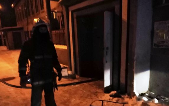 Новобаварский район: во время пожара в жилой трехэтажке пожарные эвакуировали 18 жителей Новобаварский район: во время пожара в жилой трехэтажке пожарные эвакуировали 18 жителей