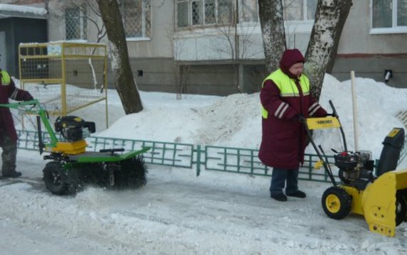 Почти 2 тысячи работников убирают снег на улицах и во дворах Харькова Почти 2 тысячи работников убирают снег на улицах и во дворах Харькова