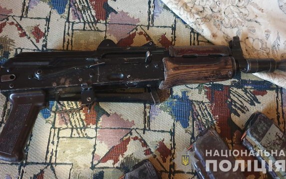 Полицейские Харькова изъяли у горожанина автомат и более 100 патронов Полицейские Харькова изъяли у горожанина автомат и более 100 патронов