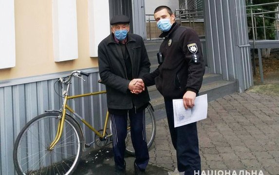 Полицейские офицеры общины оперативно вернули пенсионеру похищенный велосипед Полицейские офицеры общины оперативно вернули пенсионеру похищенный велосипед