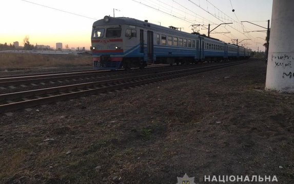 Полицейские устанавливают обстоятельства гибели мужчины под колесами поезда Полицейские устанавливают обстоятельства гибели мужчины под колесами поезда