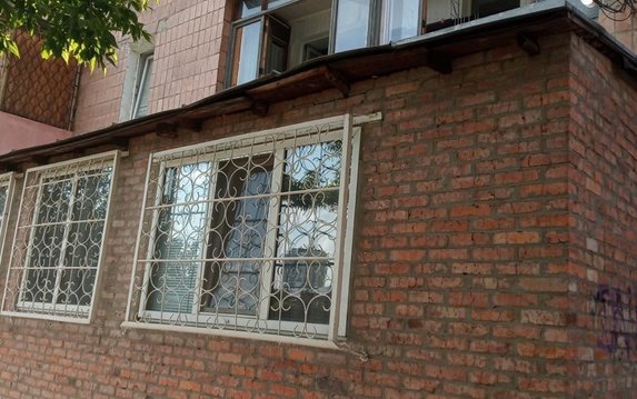 Полицейские устанавливают обстоятельства падения ребенка из окна многоэтажки в Шевченковском районе Харькова Полицейские устанавливают обстоятельства падения ребенка из окна многоэтажки в Шевченковском районе Харькова