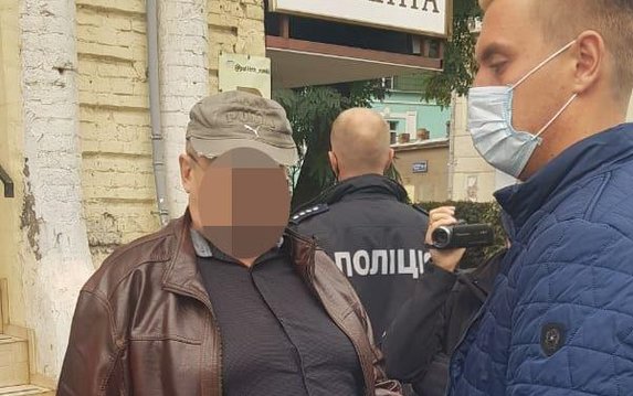 Полиция Харькова задержала жителя Харьковщины, который обманом завладел 10 тысячами долларов Полиция Харькова задержала жителя Харьковщины, который обманом завладел 10 тысячами долларов