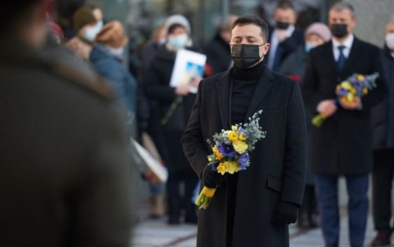 Президент почтил память военных, погибших за независимость Украины Президент почтил память военных, погибших за независимость Украины
