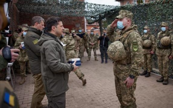 Президент посетил позиции украинских войск в Донбассе Президент посетил позиции украинских войск в Донбассе