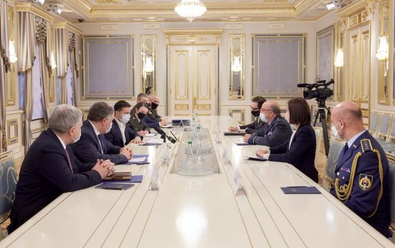 Президент Украины Владимир Зеленский провел встречу с председателем Военного комитета НАТО Стюартом Пичем Президент Украины Владимир Зеленский провел встречу с председателем Военного комитета НАТО Стюартом Пичем