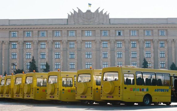 Районы и ОТГ области получили 18 новых школьных автобусов Районы и ОТГ области получили 18 новых школьных автобусов