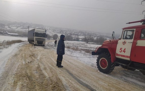 Шевченковский район: спасатели помогли отбуксировать грузовик Шевченковский район: спасатели помогли отбуксировать грузовик