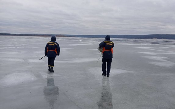 Сотрудники ДСНС и Нацполиции продолжают поиски пропавшего рыбака Сотрудники ДСНС и Нацполиции продолжают поиски пропавшего рыбака