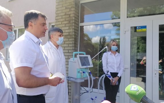 Областная инфекционная больница получила новый аппарат ИВЛ Областная инфекционная больница получила новый аппарат ИВЛ