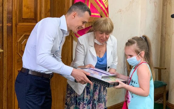 Алексей Кучер вручил награды победителям Областного художественного конкурса детского рисунка «Мир и я» Алексей Кучер вручил награды победителям Областного художественного конкурса детского рисунка «Мир и я»