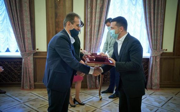 Президент вручил выдающимся украинцам государственные награды по случаю Дня Конституции Президент вручил выдающимся украинцам государственные награды по случаю Дня Конституции