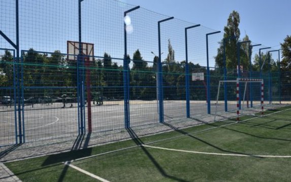 В гимназии №144 открыли реконструированный стадион В гимназии №144 открыли реконструированный стадион