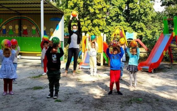 В городе обновляют игровые площадки в детских садах В городе обновляют игровые площадки в детских садах