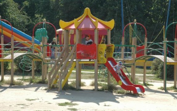 В городе продолжают ремонтировать детские и спортивные площадки В городе продолжают ремонтировать детские и спортивные площадки