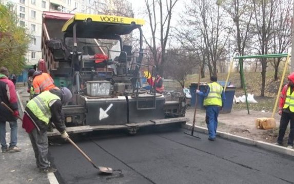 В городе продолжают ремонтировать внутриквартальные дороги В городе продолжают ремонтировать внутриквартальные дороги