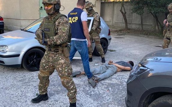В Харькове милиция задержала преступную группировку за вымогательство 100 тысяч долларов США В Харькове милиция задержала преступную группировку за вымогательство 100 тысяч долларов США