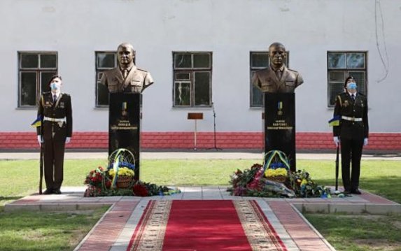 В Харькове открыли памятники Героям Украины Сергею Колодию и Александру Лавренко В Харькове открыли памятники Героям Украины Сергею Колодию и Александру Лавренко